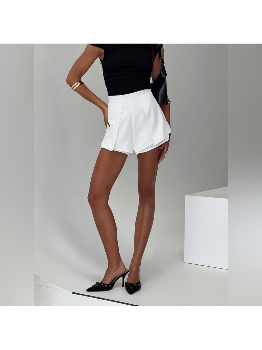 NWT Princess Polly Marinio Pleated High-Waisted Shorts White Size 6